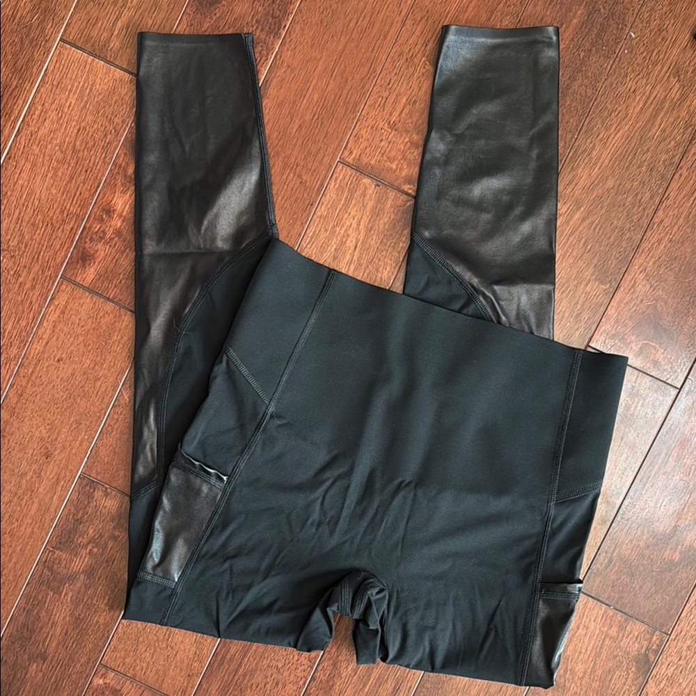 ❤️ NWOT Spanx Black Faux Leather Accent Side Pocket Leggings S